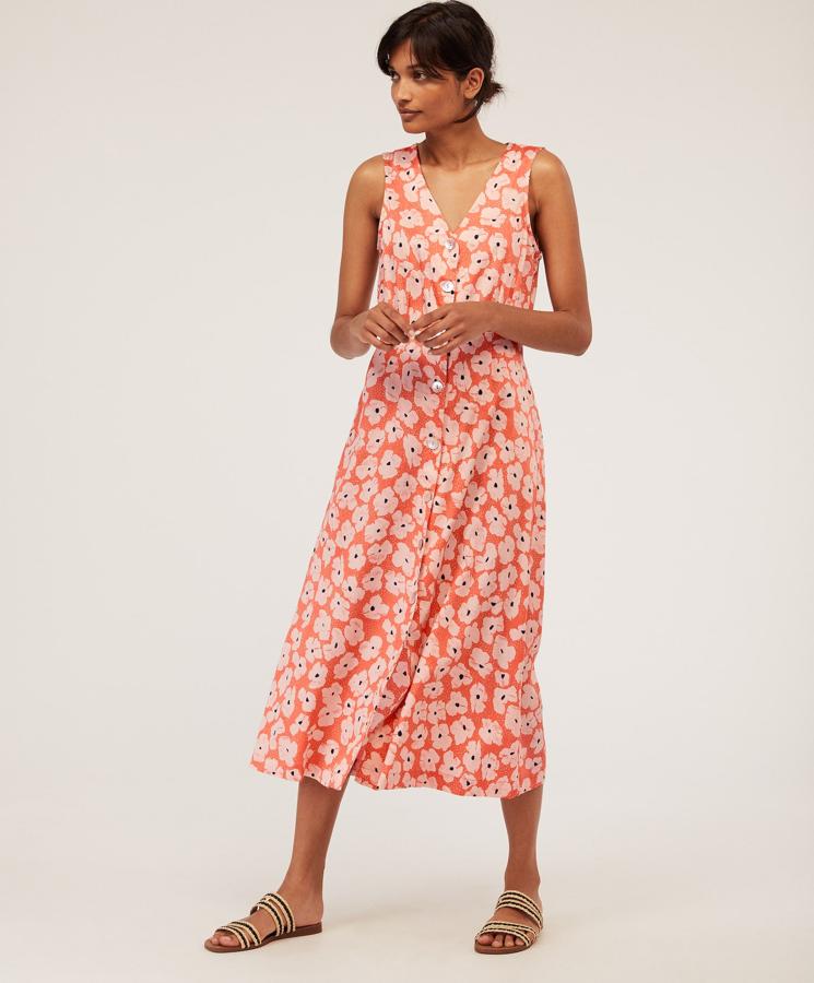 No hay verano en el que no triunfe un vestido de flores sencillo, cómodo y fresquito. Y este de amapolas es el perfecto. Su precio antes de las rebajas era de 35,99 y se ha quedado en 25,99 euros con el descuento.