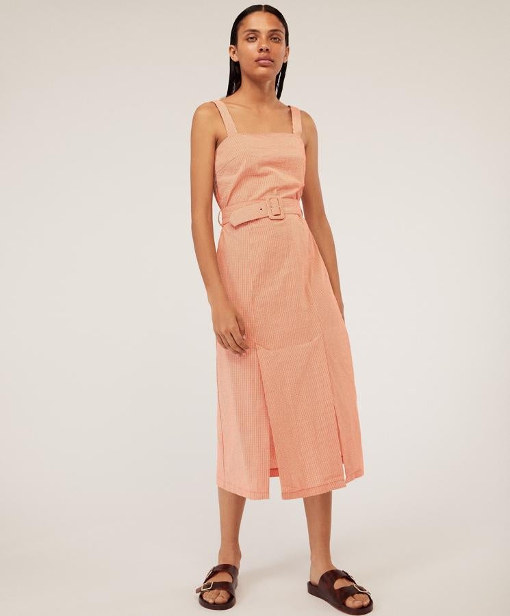 De inpiración retro, este vestido en tono salmón es uno de los más elegantes de nuestra selección. Su cinturón acentúa la silueta y sus aberturas en las piernas alargan la figura. Su precio es de 19,99 euros; antes de las rebajas costaba 29,99.