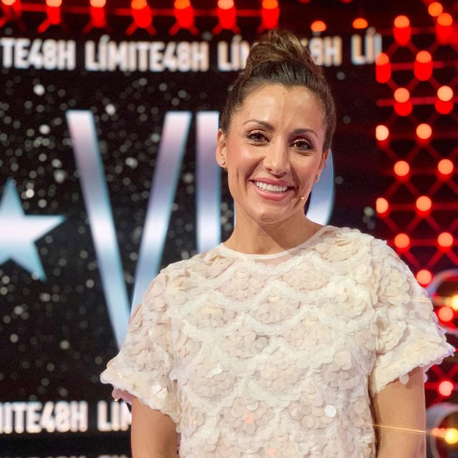 Con top de lentejuelas, de Zara. La colaboradora de televisión nos está dando los mejores looks para sobrevivir al otoño.  Como estos tres que le fichamos hace poco .