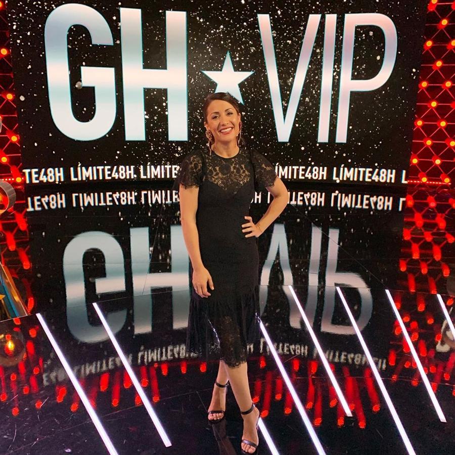 Su última aparición televisiva ha sido con  un look muy flamenco  gracias a este vestido de encaje en color negro de Zara.