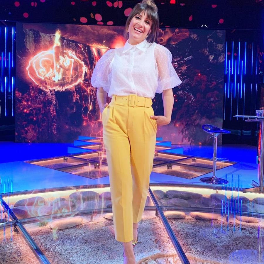 E sta blusa de Zara de nueva colección es una de las favoritas de las influencers  para este verano. Nagore la combinaba con unos pantalones amarillos también de la firma de Inditex.