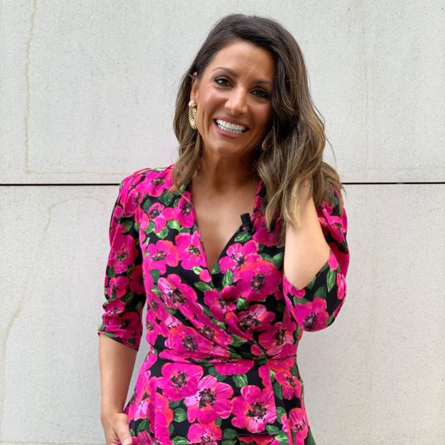 Las flores nos dan a legría. Y a Nagore se ve que también. Estaba guapísima con esta blusa de Zara en tonos fucsia.