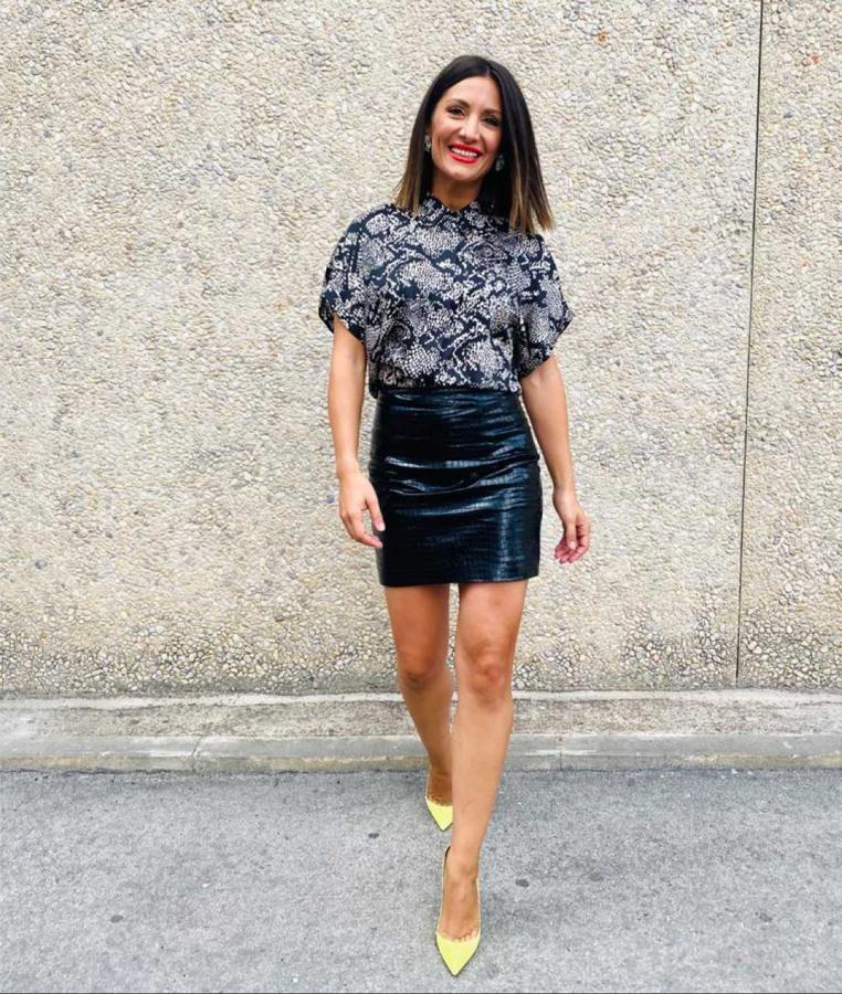 Nagore es experta en lucir prendas muy baratas e incluso de rebajas en un looks perfectos. Es el caso de esta camisa estampada de los Special Prices de Zara que combinó con una minifalda de efecto piel también del gigante de Inditex.
