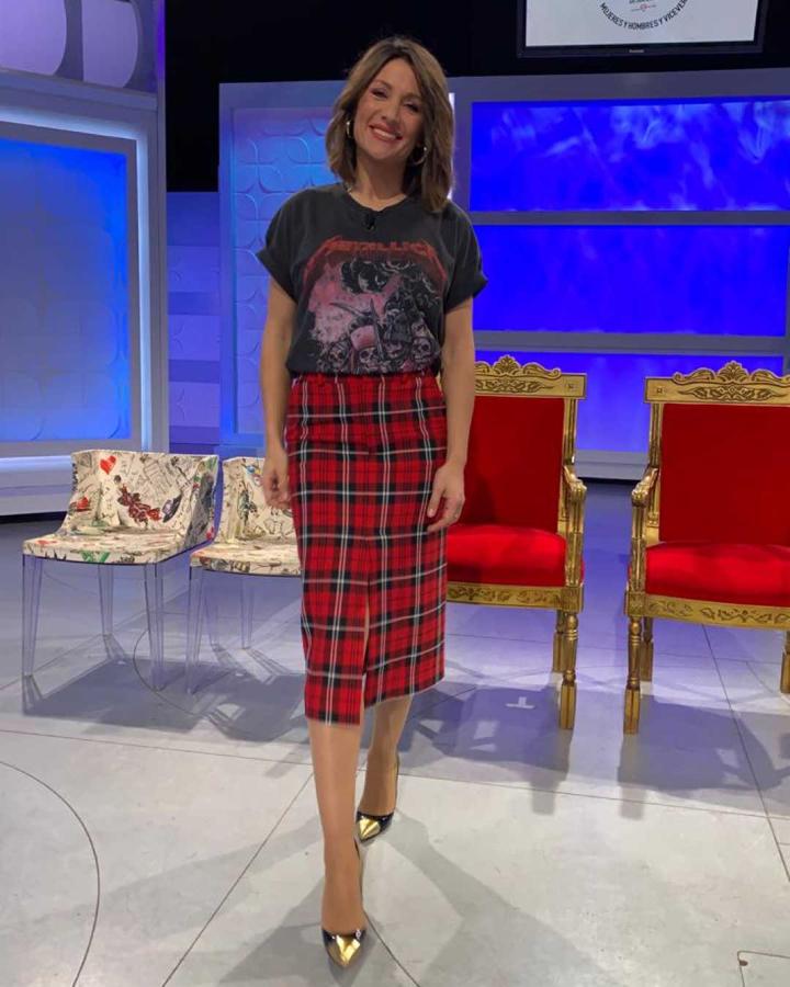 No sabemos si nos gusta más esta camiseta de Bershka, la falda de tubo de Zara o la combinación de ambas que ha hecho Nagore.