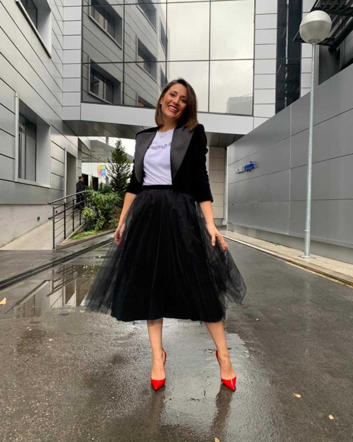 Este es uno de los looks más increíbles de Nagore. La combinación de la  falda de tul de Zara  con blazer y salones rojo es total.