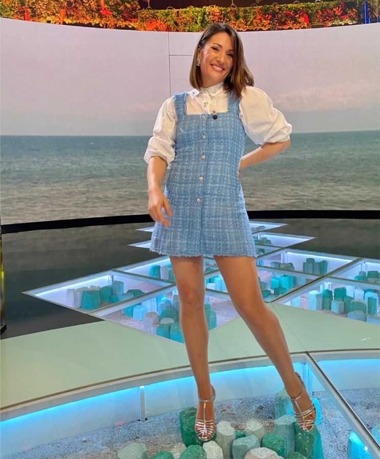 Nagore apostó por el tweed para ir a al televisión con  este look  formado por un pichi azul de Zara.