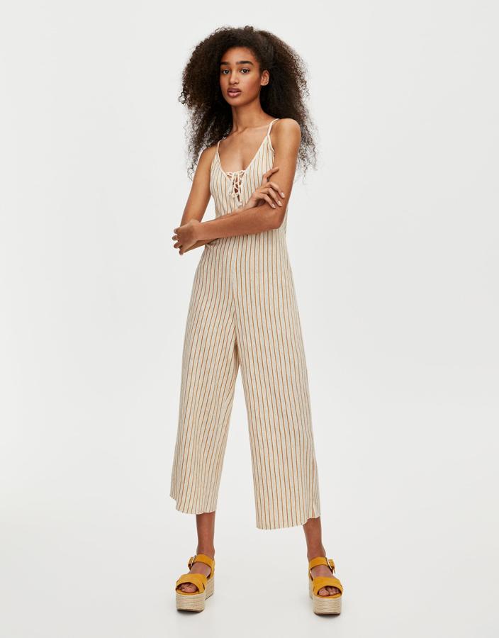 Este mono de las rebajas de Pull&Bear ayuda a estilizar la silueta. Pasa de 22.99 a 15.99 euros.