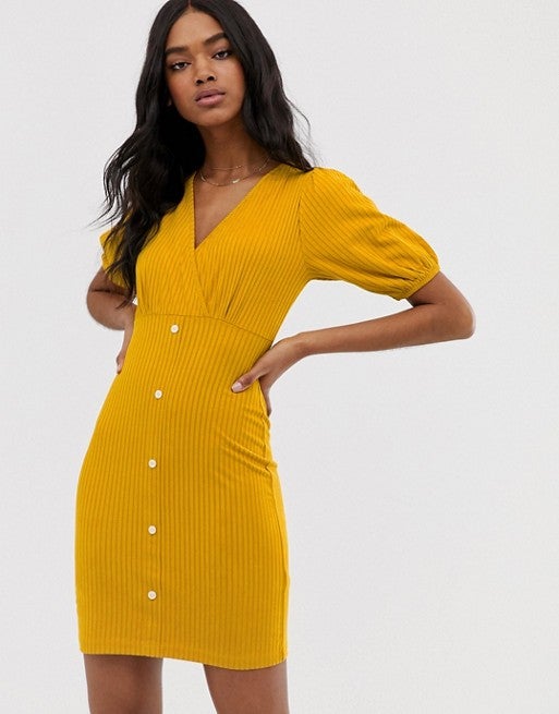 Nada como dar con un  vestido de canalé  que se adapte a tus curvas a la perfección y a la vez sea fresquito para combatir las altas temperaturas del verano. Ficha este tan favorecedor en tono mostaza de Asos. (17,49 euros).