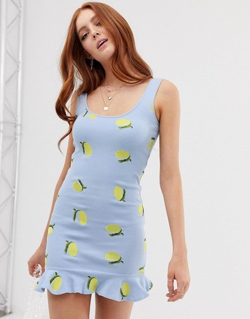 El estampado de limones más refrescante ha llegado este verano para quedarse. Este  minivestido de canalé  será lo más original y sofisticado de tu armario esta temporada. Por no hablar de que su tono pastel quedará de 10 junto a tu bronceado. (17,99 euros).