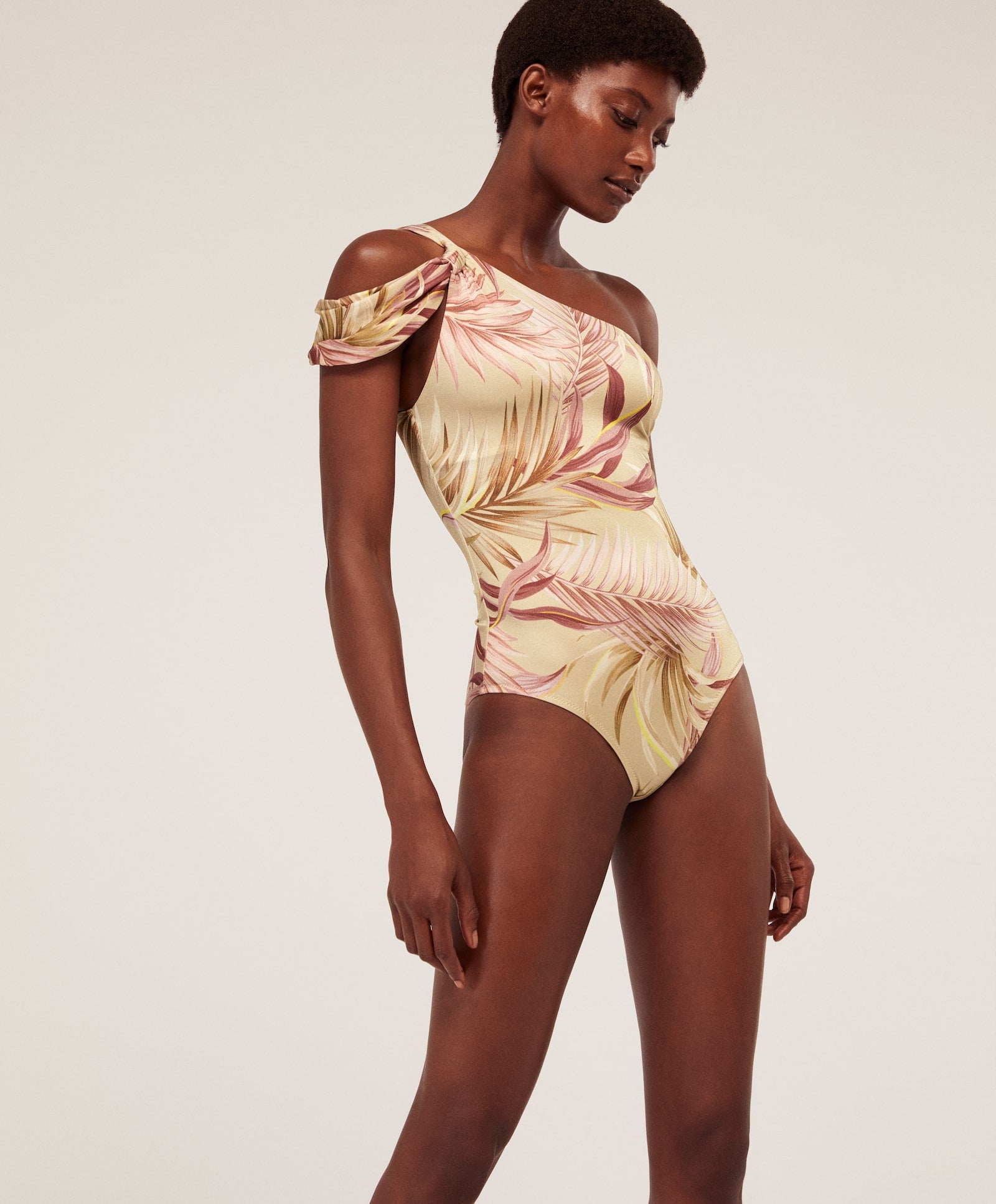 Necesitamos que el estampado de este bañador se convierta en vestido. Mientras, nos conformamos usándolo como body. En las rebajas de Oysho pasa de 35.99 a 19.99 euros.