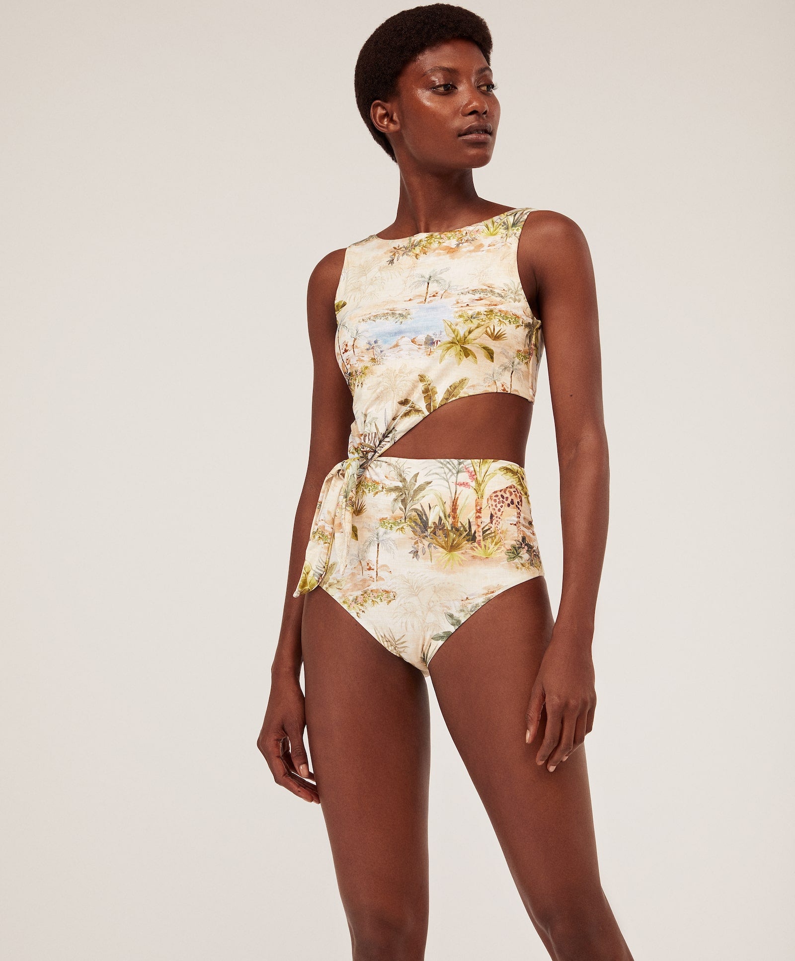 Este bañador estampado con detalle 'cut out' rematado con un nudo es una auténtica maravilla. Está rebajado en Oysho de 29.99 a 19.99 euros.