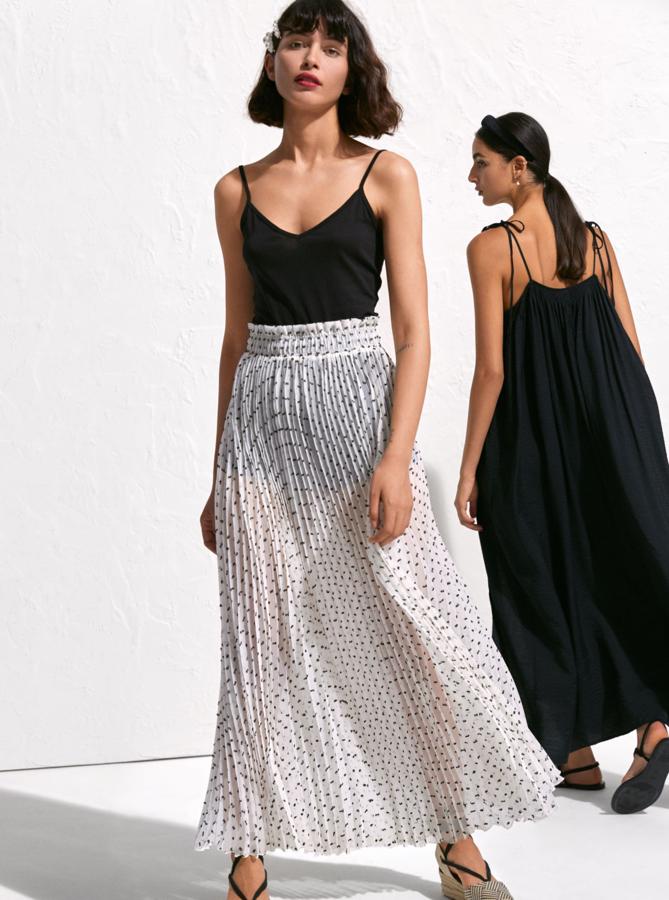 Hablanco de blancos y negros y de plisados, esta maxi falda de gasa plisada será tu mejor compañera del verano. Cuesta 49.99 euros en H&M.