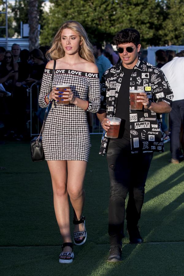 La Miss Mundo España no se perdió el Mad Cool y, acompañada del cantante Alfred García, fue con un mini vestido de escote barco que conjuntó con sandalias de Lola Casdemunt.