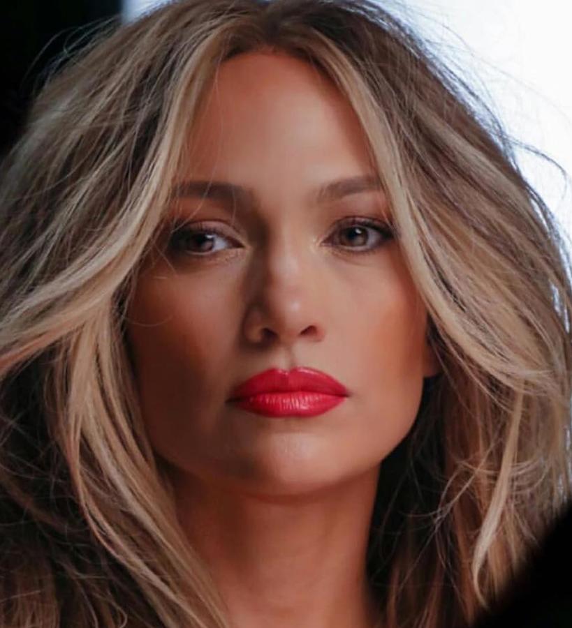 La intérprete de El anillo suele llevar los ojos marcados y los labios maquillados en tonos nude. Sin embargo, la barra de labios color rojo le sienta de maravilla. Elegir un subtono vivo y una textura que no sea mate es la clave para que no le apague la cara.