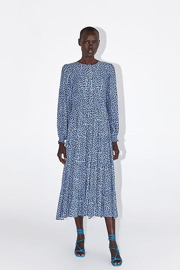 Vestido estampado con pequeñas manchas y gran vuelo de Zara.