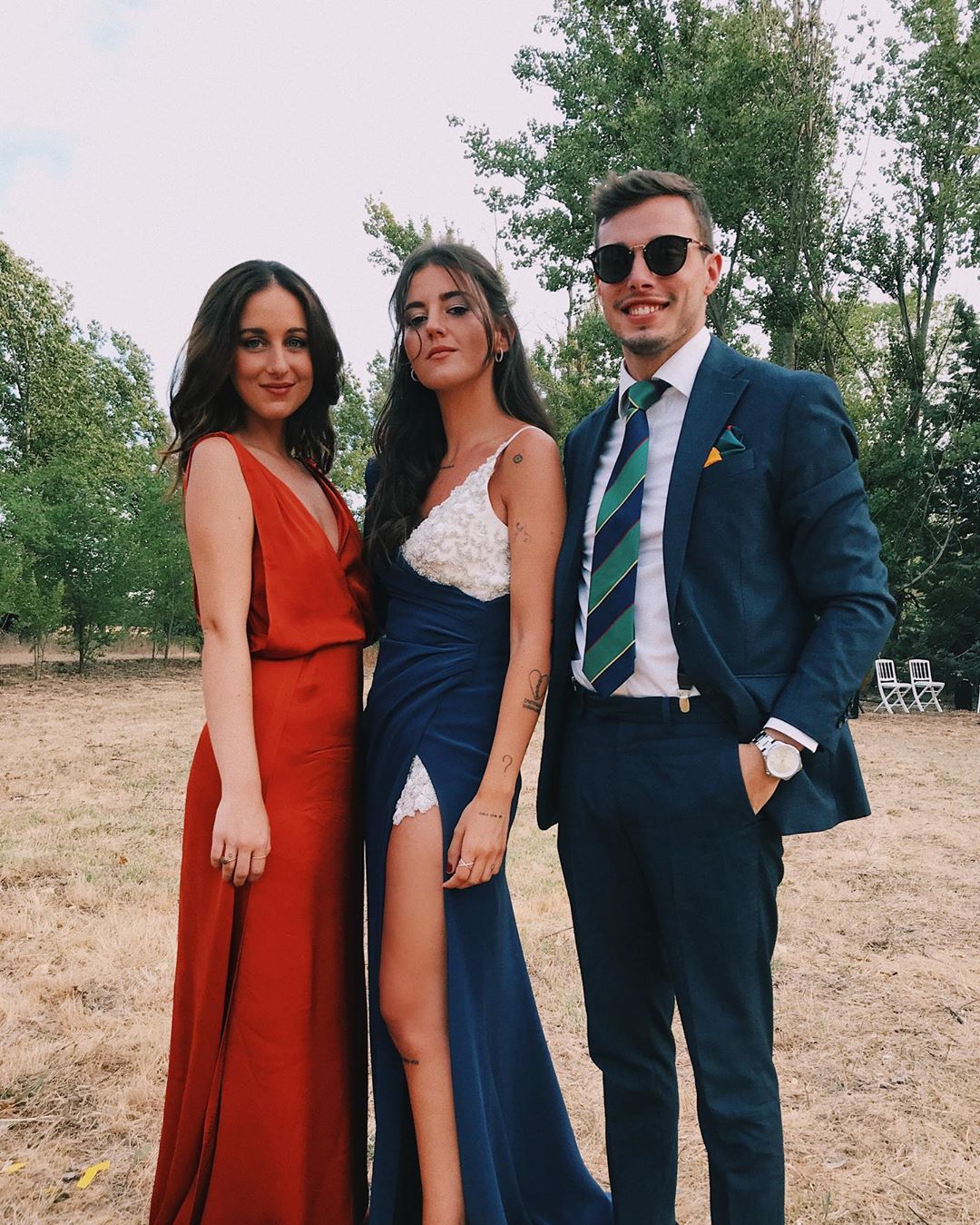 La hermana de Alexandra, Cynthia Pereira, también ha compartido en sus redes sociales el look para la boda. Para la especial ocasión ha llevado un vestido combinado y asimétrico en color azul noche y blanco. La falda larga llevaba una enorme abertura en un lateral y el diseño es del diseñador Fernando Claro Couture.