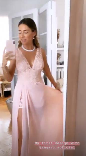 La influencer Marta Carriedo tampoco se ha perdido este enlace. Como ella misma dice, se ha tratado de su primer diseño de Ze García, y estamos completamente seguras de que no será el único... La amiga de Alexandra Pereira ha apostado por un modelo largo con raja lateral y cuerpo de encaje en color rosa empolvado.