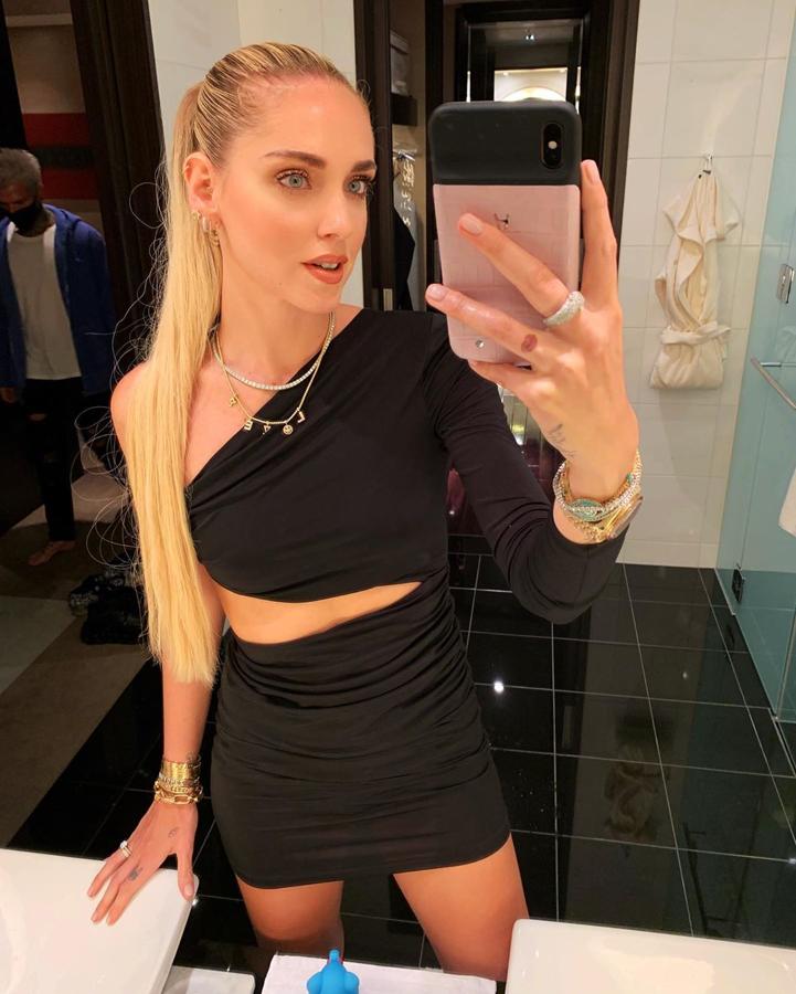 Podríamos decir que este es el look más sencillo de Chiara Ferragni en Tokio. Un mini vestido negro con apertura lateral de su firma The Blonde Salad.
