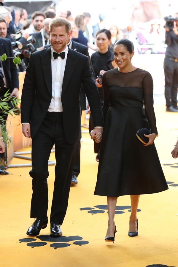 Meghan Markle combinó su maravilloso LBD de Jason Wu con unos salones de raso con detalles joya de Aquazzura y clutch de Gucci.