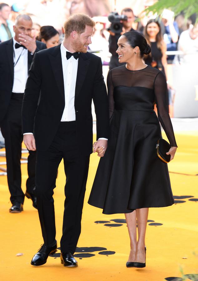 La vuelta de Meghan Markle a la alfombra roja durante el estreno de 'El Rey León' no ha podido ser más sublime: la Duquesa de Sussex eligió un diseño de inspiración 'new look' en negro con escote de tul de Jason Wu que le quedaba como un guante.