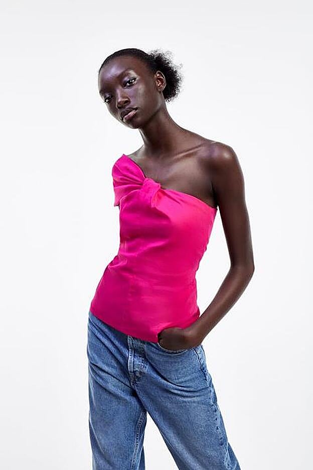 Cuerpo entallado con escote asimétrico y nudo en delantero, 12,99 euros.