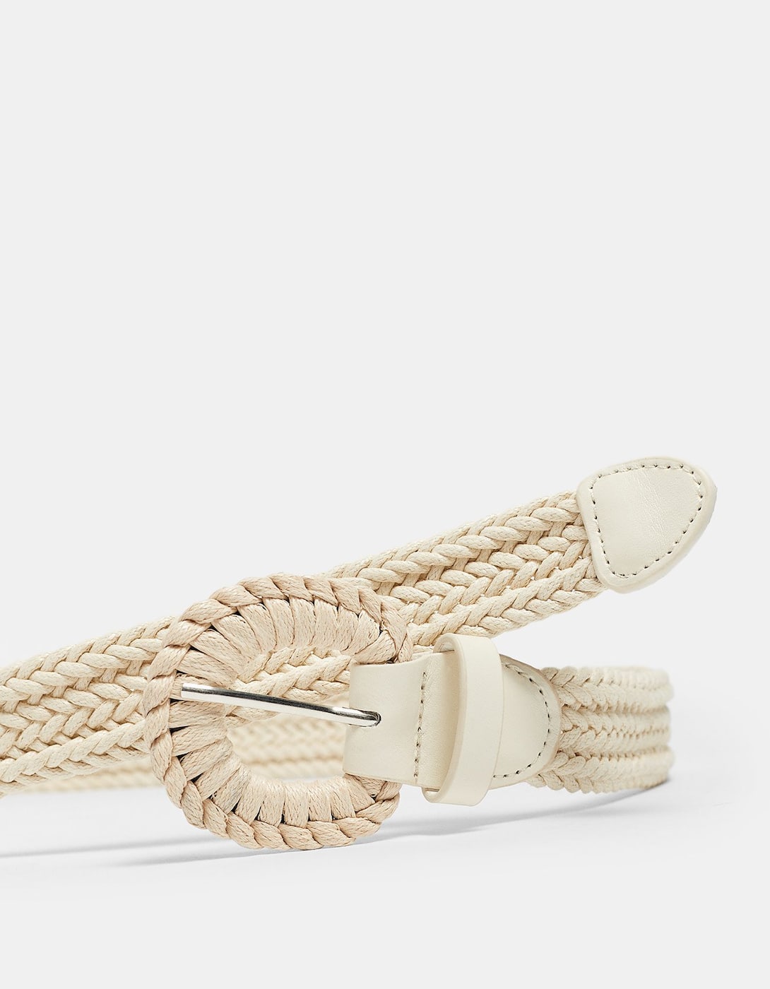 Cinturón trenzado en tono crudo. (5,99 euros).