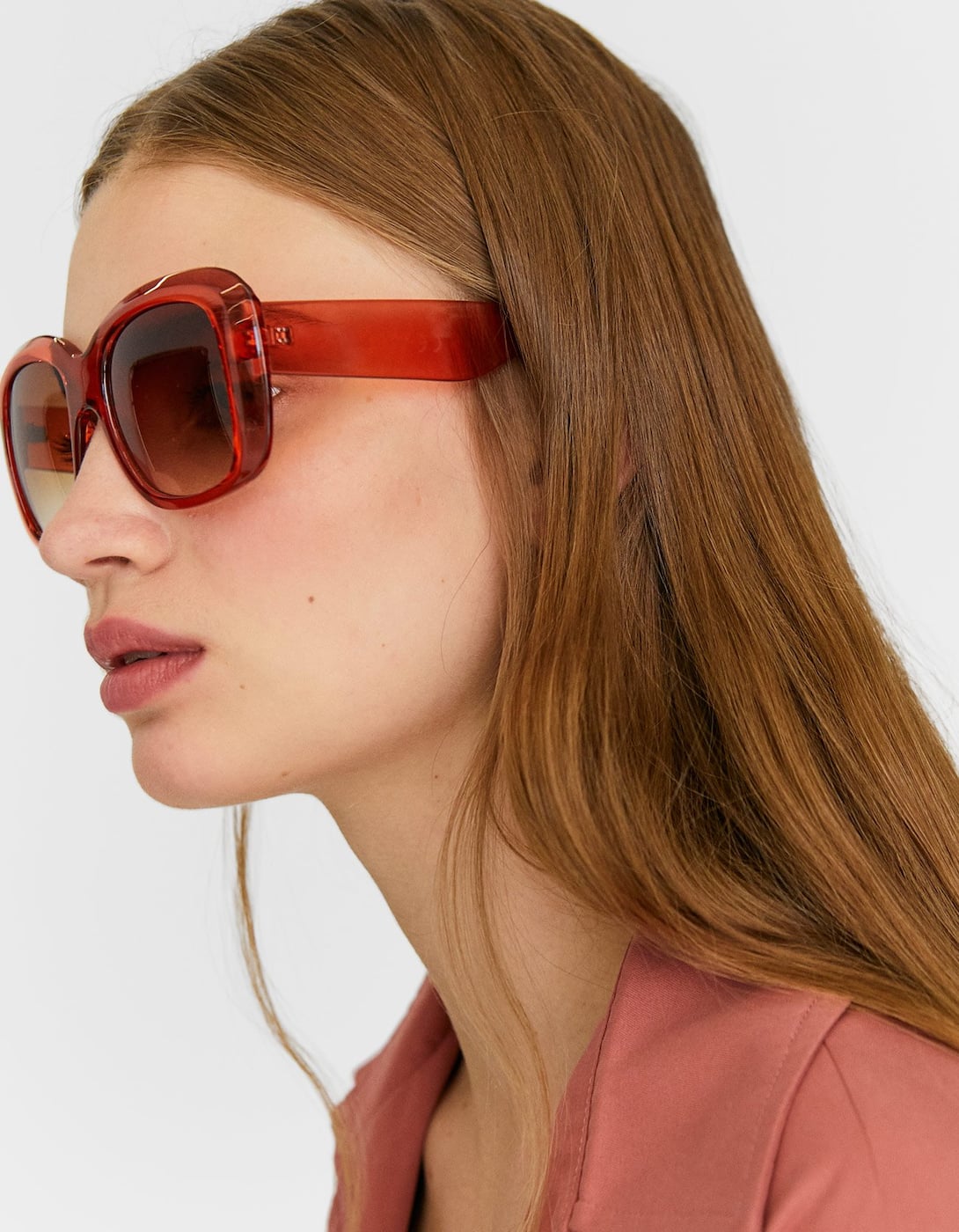 Gafas de pasta estilo años 70 en color rojo. (9,99 euros).