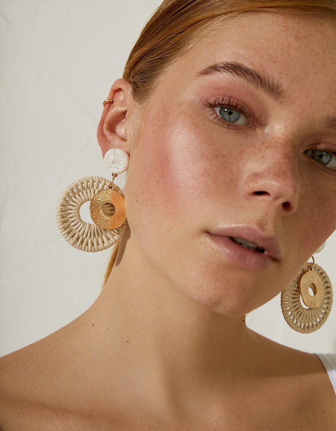 Pendientes hilo con detalle dorado. (7,99 euros).