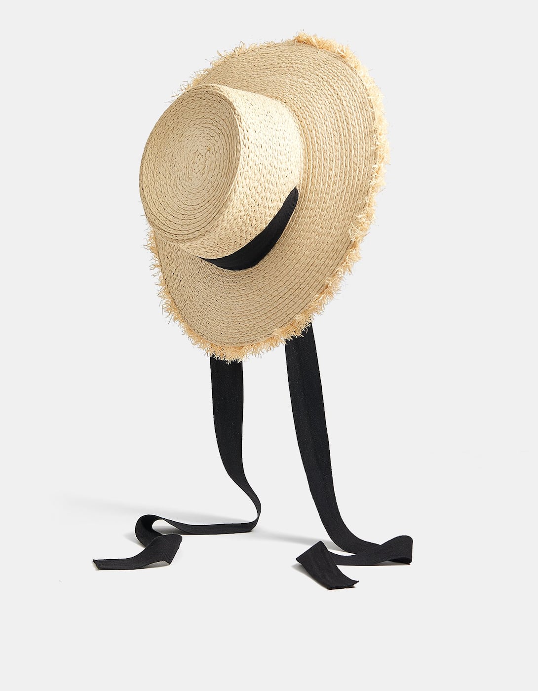 Sombrero de rafia con lazo. Un best seller de Stradivarius y del verano. (12,99 euros).