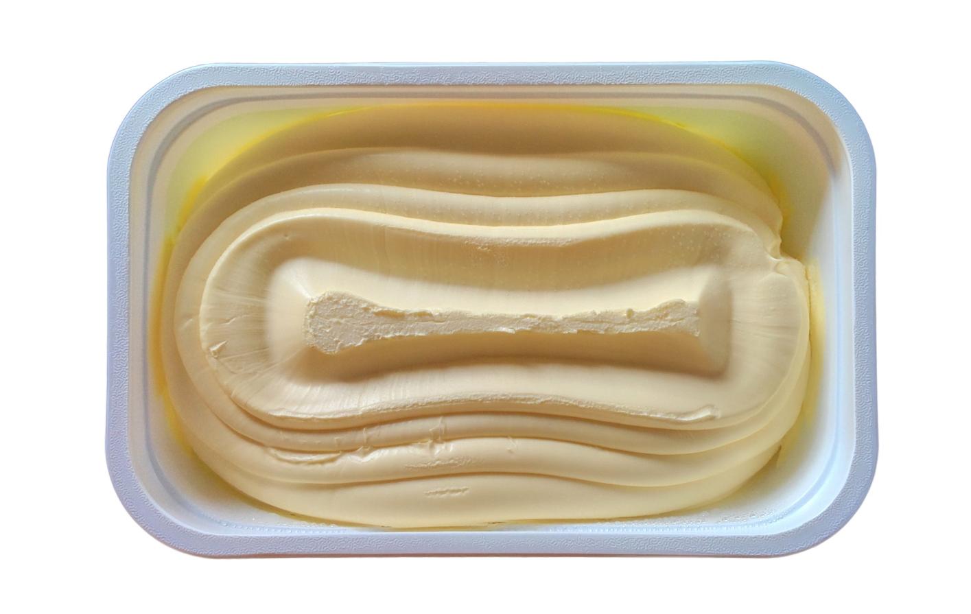 La mayoría de las margarinas y cosas que puedes poner sobre tu pan están llenas de grasas trans, que se endurecen dentro de tu cuerpo. Esto daña tu circulación y hace que tus tejidos pierdan elasticidad. Esa es una de las causas de la celulitis.