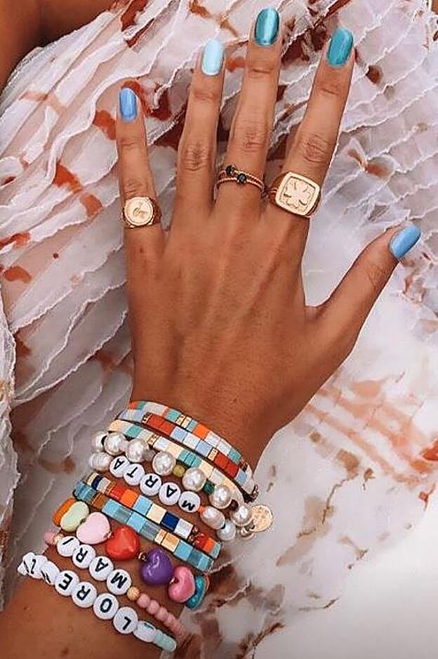 Marta Lozano ha apostado por llenar su muñeca de pulseras personalizadas de cuentas ya abalorios de colores.