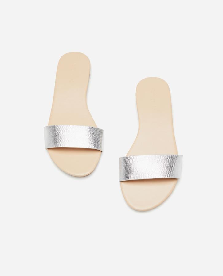 Si te atreves, escoge estas sandalias tipo pala metalizadas disponibles también en dorado (2,99 euros).