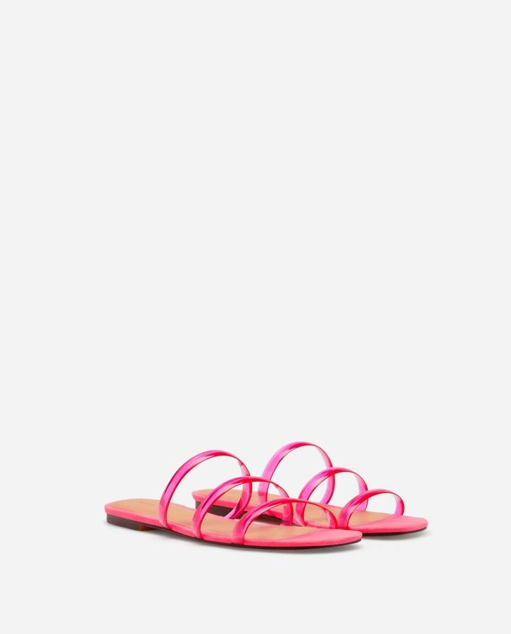 Estas sandalias de vinilo transparente de Lefties están disponibles en rosa fucsia y amarillo por 4,99 euros.