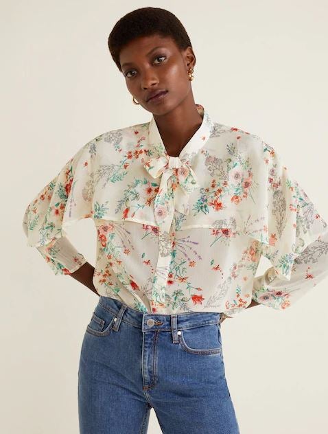 Esta blusa romántica con lazada en el cuello queda ideal con jeans. Encúentrala en Mango. (17,99 euros).