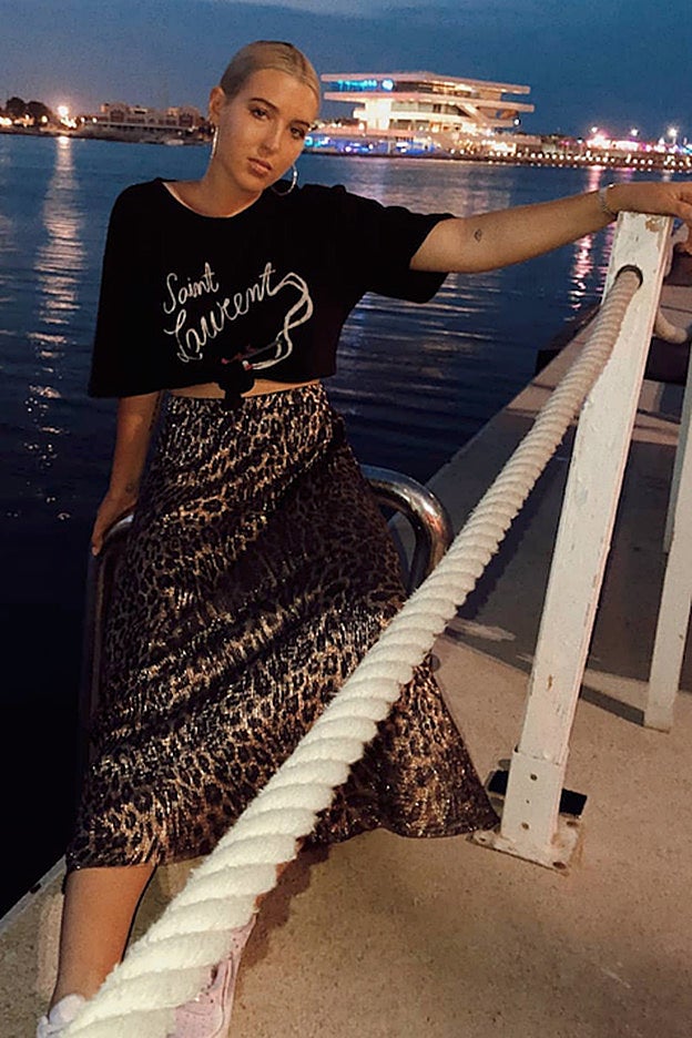 El estilismo de Alba Díaz con la falda evasé propiedad de su madre, Vicky Martín Berrocal.