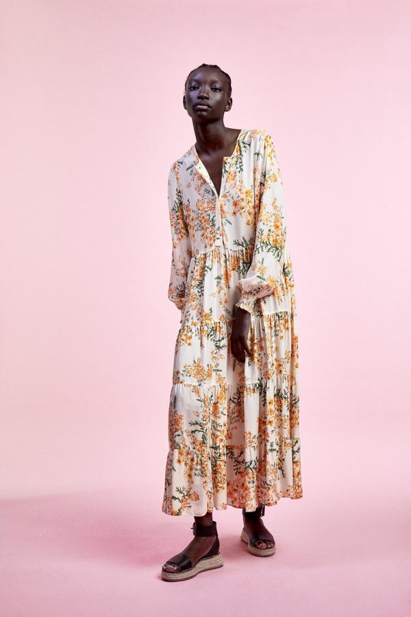 Una de nuestras opciones más románticas es este modelo de manga larga y vegetación en tonos amarillos y verdes. Cómodo y fresquito para las tardes de verano. Son 39,95 euros.