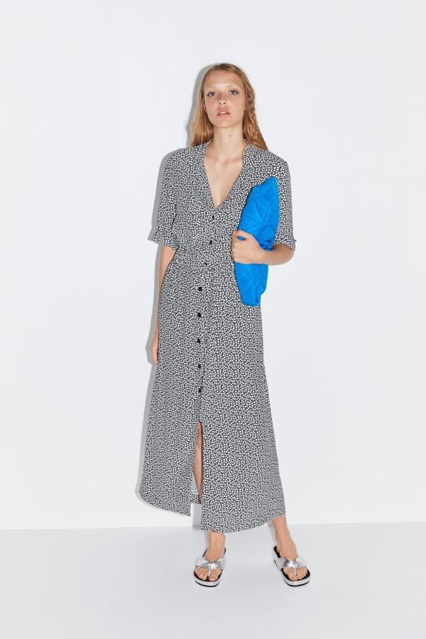 Este vestido es el comodín del evrano. Con estampado de margaritas y abotonado en la parte delantera, cuesta 29,95 euros. La maña noticia es que está agotado en absolutamente en todas las tallas, pero en alguna de ellas te puedes apuntar a la lista de espera. Hazlo, merece la pena.