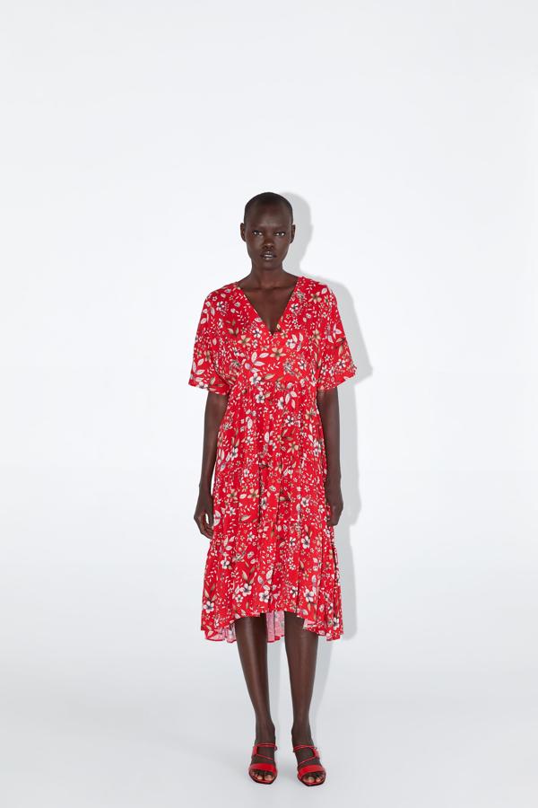 Cuanto más sencillos, más nos gustan. De flores, con un corte amplio, un largo cómodo y la manga perfecta para las que no quieren enseñar los brazos demasiado. Este modelo también lo hay en color verde y cuesta 39,95 euros.