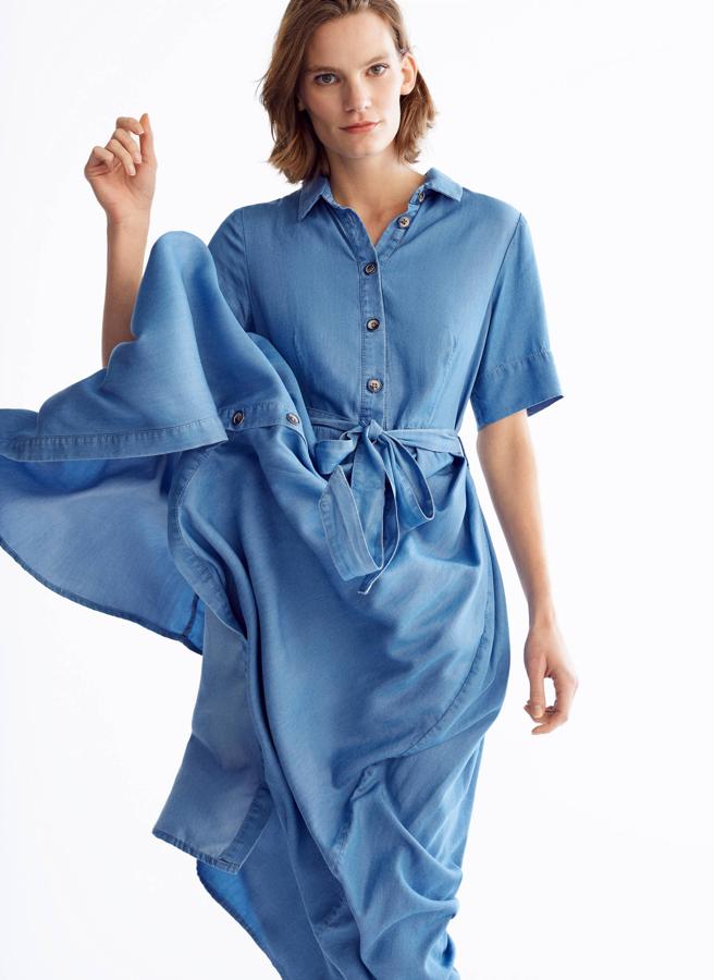 Un clásico camisero, en versión denim, que costaba 99 euros y se ha quedado en 49,95.