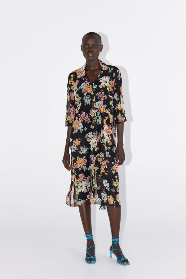 Camisa larga con cuello solapa y manga larga, y una silueta línea evasé. Cierra en el frontal con botones (Zara, 39,95 euros).