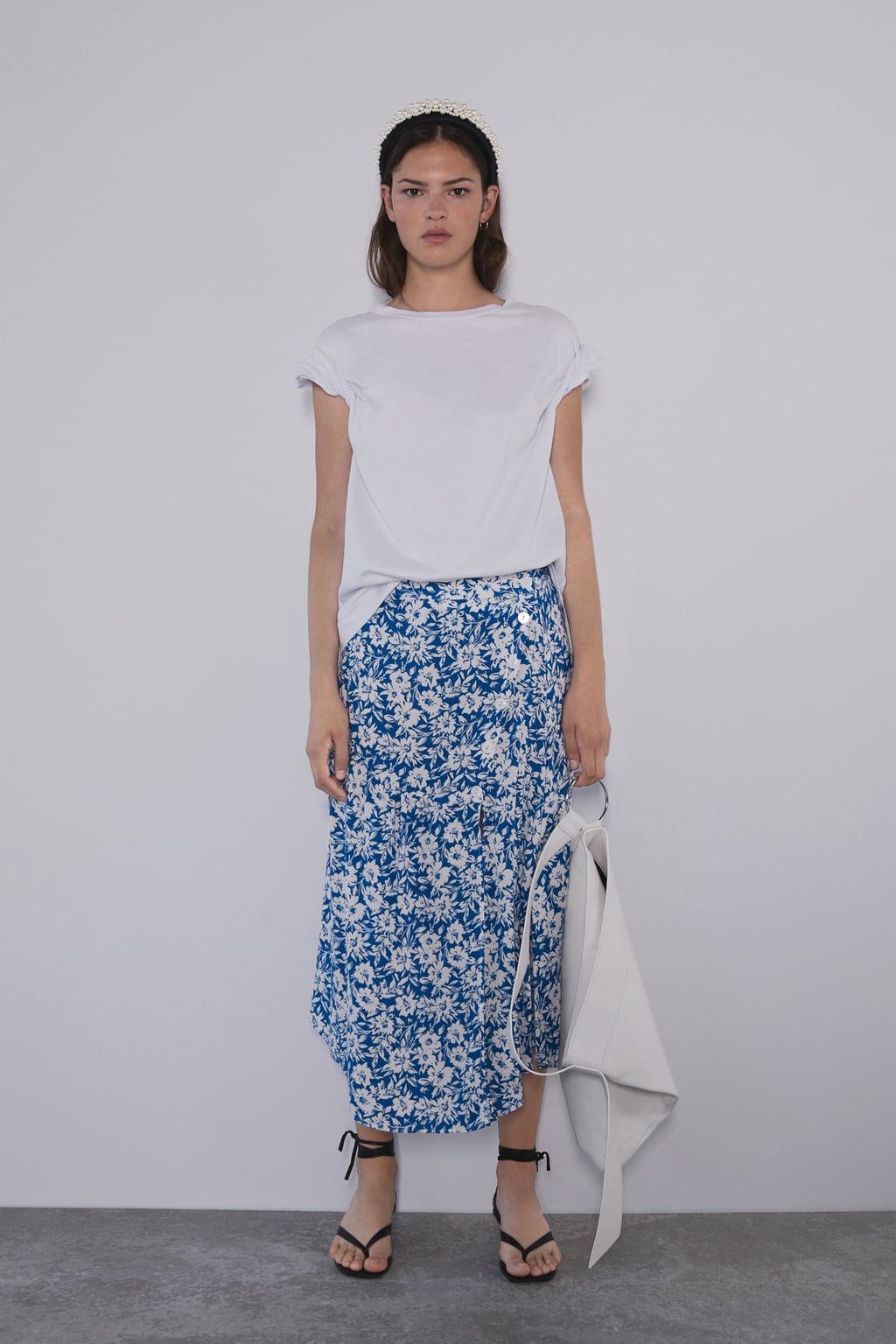 Falda midi de Zara con estampado de flores azul y blanco. (29,95 euros).
