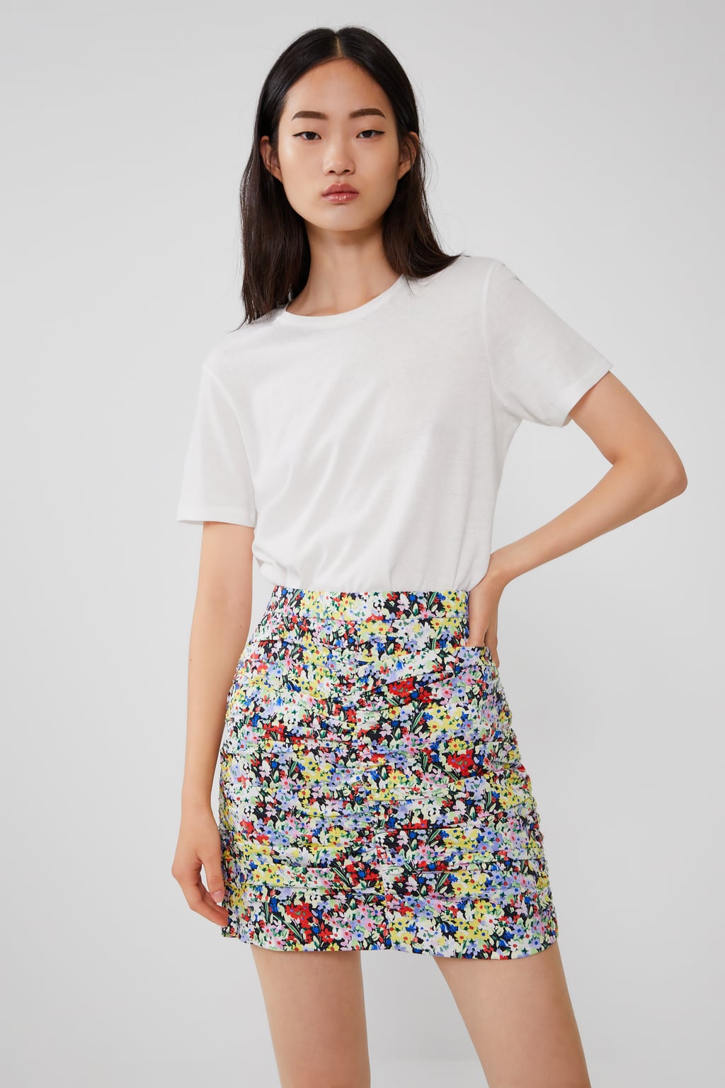 Falda mini fruncida con estampado de flores muy favorecedor y apetecible para verano. De Zara. (22,95 euros).