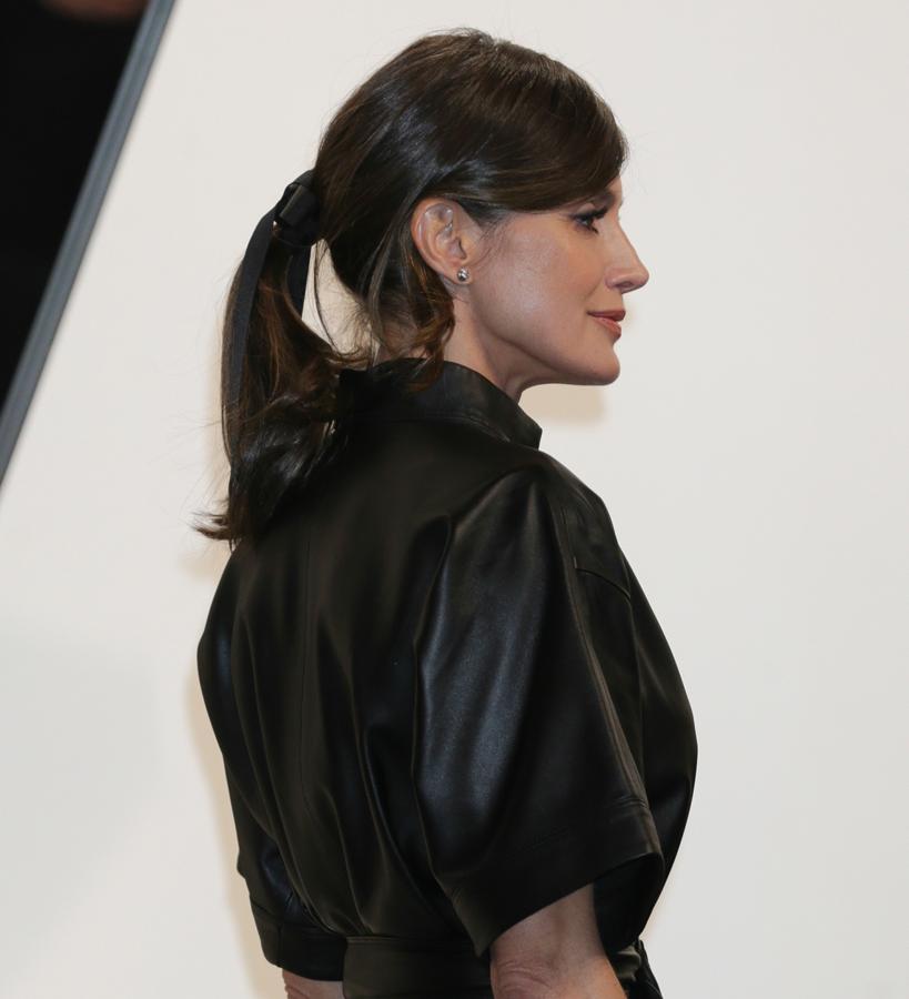 A la Reina no solo le gusta seguir las tendencias de moda, sino que también está al tanto de las de belelza. La cinta negra ha sido el accesorio capilar de la primavera y Doña Letizia no se ha resitido a lucirlo junto con una coleta de estilo retro.