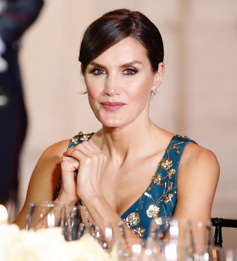 Los recogidos bajos son los más legustan cuando no va a lelvar el pelo suelto. Dependiendo de la ocasión los luce con el flequillo más pegado a la frente (imagen) o algo más suelto.