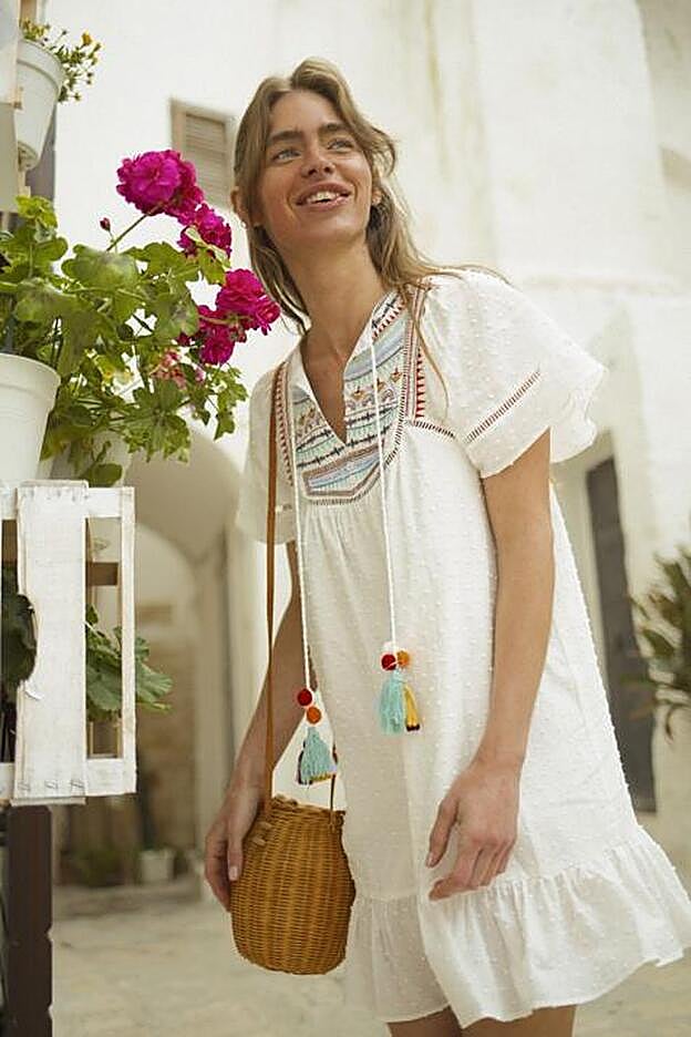 El vestido adornado con bordados y pompones de Lovely Pepa.