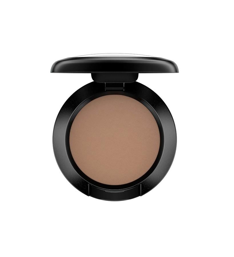 Esta sombra en mate tiene una excelente textura y las pecas quedarán en un acabado súper natural y de larga duración, a prueba de roces. Los colores Wedg y Embark, además de este Charcoal Brown, son los tres elegidos para dibujar pecas falsas. (17,45 €).