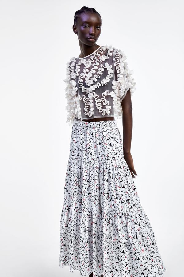 Esta maxi falda ha sido uno de los 'best sellers' de Zara. En las rebajas pasa de 39.95 a 9.99 euros.