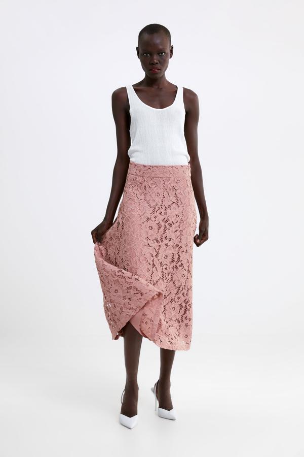 Y esta elegante falda midi en encaje rosa empolvado, que te puede solucionar incluso un look de invitada, pasa en las rebajas de Zara de 49.95 a 9.99 euros.