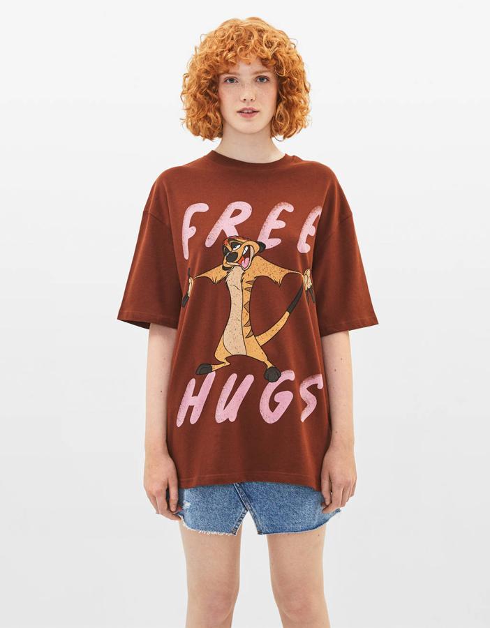 Bershka ha sido de las marcas más originales con esta camiseta de 'El Rey León' con la imagen del famoso Timón con el mensaje "Free hugs" (abrazos gratis) por 15,99 euros.