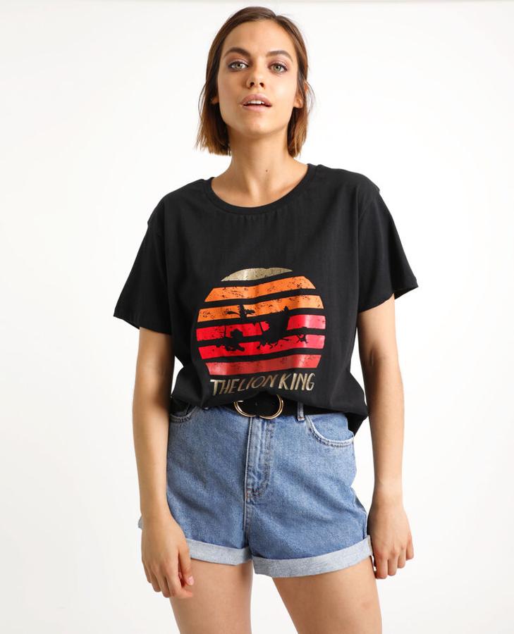 Pimkie celebra el estreno de el Rey León con esta camiseta negra por 15,99 euros.